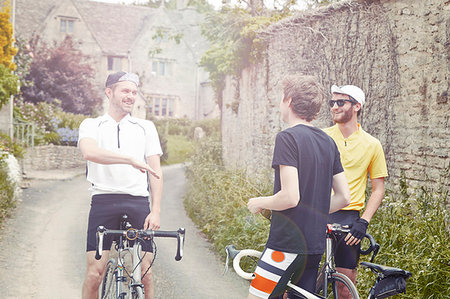 simsearch:649-09207889,k - Cyclists stopping by stone wall, Cotswolds, UK Photographie de stock - Premium Libres de Droits, Code: 649-09207879