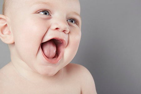 simsearch:649-07905374,k - Cropped studio portrait of smiling baby boy with mouth open Foto de stock - Sin royalties Premium, Código: 649-09207903
