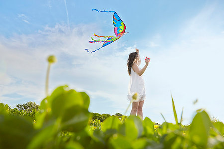 simsearch:649-09207160,k - Surface level view of young woman flying a kite in field Stockbilder - Premium RF Lizenzfrei, Bildnummer: 649-09208061