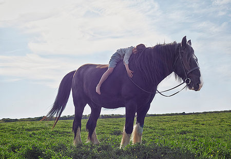 Boy hugging horse, Rosudgen, Cornwall, United Kingdom Photographie de stock - Premium Libres de Droits, Code: 649-09208113
