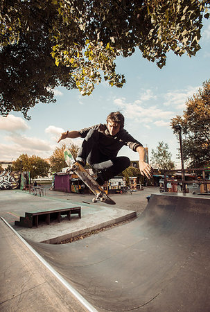 simsearch:640-06963763,k - Skateboarding on mini ramp, Ollie to fakie, Berlin, Germany Photographie de stock - Premium Libres de Droits, Code: 649-09208121