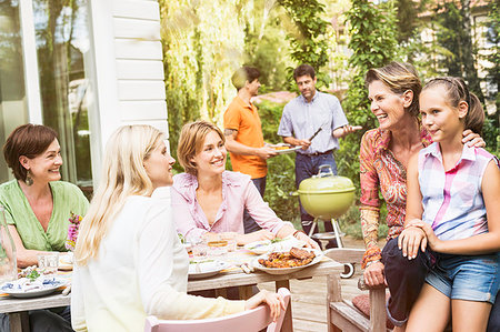 simsearch:649-07436476,k - Family enjoying barbecue Fotografie stock - Premium Royalty-Free, Codice: 649-09208168