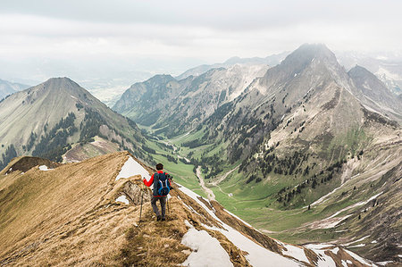 simsearch:649-09208187,k - Young man mountain trekking down ridge in Bavarian Alps, Oberstdorf, Bavaria, Germany Photographie de stock - Premium Libres de Droits, Code: 649-09208204