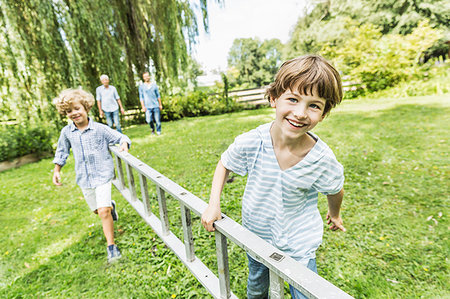 simsearch:649-09208292,k - Brothers carrying ladder in garden Foto de stock - Sin royalties Premium, Código: 649-09208287