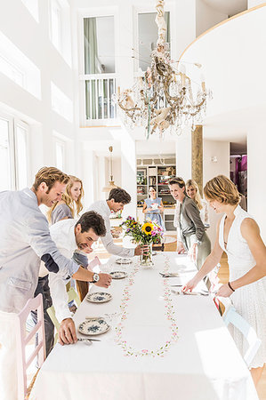 simsearch:649-08179954,k - Family team preparing dining room table for party Photographie de stock - Premium Libres de Droits, Code: 649-09208329