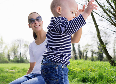 simsearch:649-08084693,k - Young mother helping baby son toddle in field Foto de stock - Royalty Free Premium, Número: 649-09208369