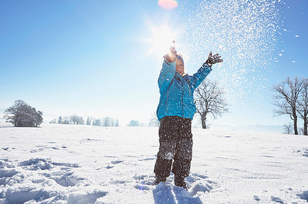 simsearch:614-07486903,k - Young boy throwing snow in air Foto de stock - Royalty Free Premium, Número: 649-09208414