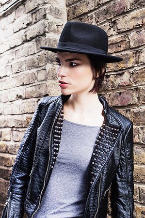 Young woman wearing hat and leather jacket Foto de stock - Sin royalties Premium, Código: 649-09208502