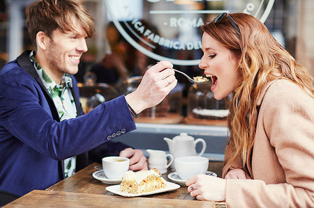 simsearch:614-08884735,k - Man feeding cake to girlfriend at sidewalk cafe, London, UK Photographie de stock - Premium Libres de Droits, Code: 649-09208535