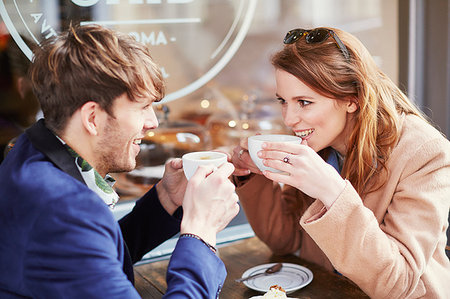 simsearch:614-09249639,k - Couple drinking coffee at sidewalk cafe, London, UK Foto de stock - Sin royalties Premium, Código: 649-09208536