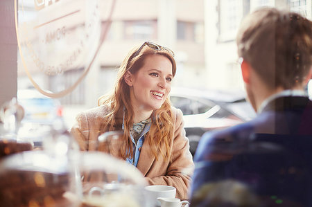 simsearch:614-09249701,k - Couple chatting at sidewalk cafe, London, UK Photographie de stock - Premium Libres de Droits, Code: 649-09208537