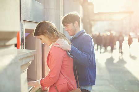 share money two - Couple withdrawing money from cash machine on street, London, UK Foto de stock - Sin royalties Premium, Código: 649-09208548