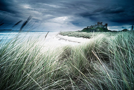 View of Bamburgh Castle and dramatic sky, Northumberland, England, UK Foto de stock - Sin royalties Premium, Código: 649-09208620