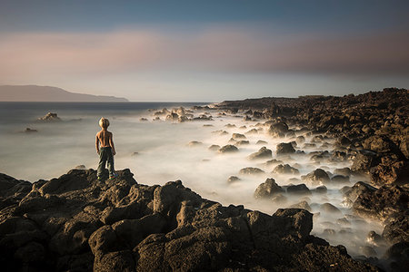 simsearch:649-09167087,k - Boy on edge of cliff, Madalena, Pico, Azores, Portugal Foto de stock - Royalty Free Premium, Número: 649-09208681