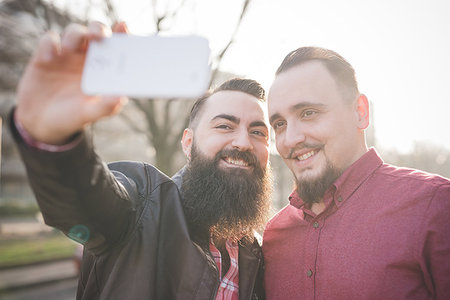 Gay couple taking selfie on pavement Photographie de stock - Premium Libres de Droits, Code: 649-09208875
