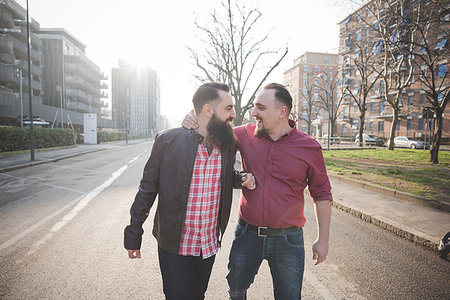 simsearch:649-08125306,k - Gay couple walking on street Stockbilder - Premium RF Lizenzfrei, Bildnummer: 649-09208870