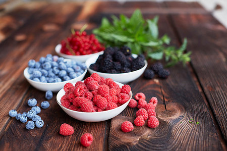 simsearch:649-07064977,k - Picnic table with four bowls of fresh berries Photographie de stock - Premium Libres de Droits, Code: 649-09208927