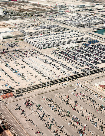 simsearch:614-07806088,k - High angle view of rows of vehicles in harbor parking lots, Barcelona, Spain Stock Photo - Premium Royalty-Free, Code: 649-09208921