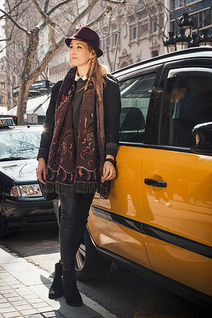 Woman standing beside cab, La Rambla, Barcelona, Spain Foto de stock - Royalty Free Premium, Número: 649-09208947