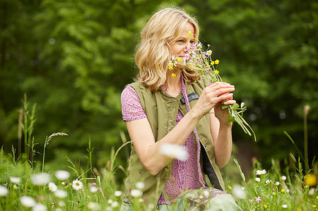 simsearch:649-09208838,k - Mature woman in garden, smelling flowers Stock Photo - Premium Royalty-Free, Code: 649-09208949