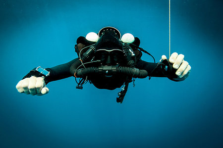 simsearch:649-09208950,k - Technical diver performs a decompression stop whilst using a rebreather device, Lombok, Indonesia Fotografie stock - Premium Royalty-Free, Codice: 649-09208968