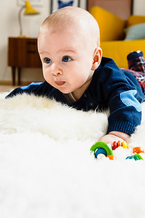 simsearch:649-06829992,k - Baby boy crawling on a rug Stockbilder - Premium RF Lizenzfrei, Bildnummer: 649-09208989