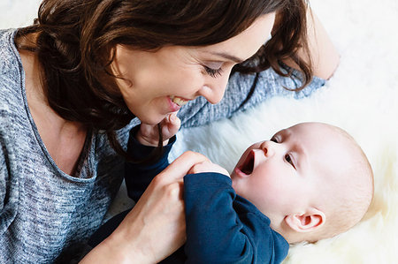 simsearch:649-06829995,k - Mother smiling at her baby boy Stockbilder - Premium RF Lizenzfrei, Bildnummer: 649-09208992