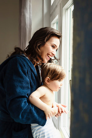 simsearch:649-09208998,k - Mother and baby son looking through window Photographie de stock - Premium Libres de Droits, Code: 649-09209001