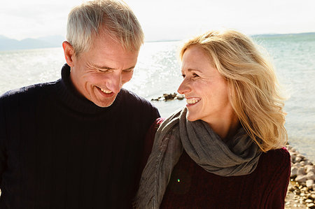 flirtear - Mature couple beside lake, smiling Foto de stock - Sin royalties Premium, Código: 649-09209263
