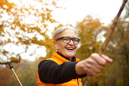 Senior female nordic walker warming up in autumn park Photographie de stock - Premium Libres de Droits, Code: 649-09209373