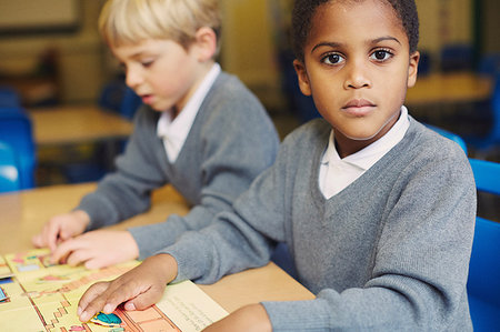 simsearch:649-09209409,k - Portrait of boy doing puzzle at desk in elementary school classroom Stock Photo - Premium Royalty-Free, Code: 649-09209398