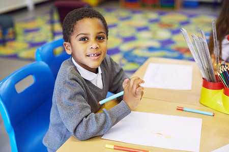 simsearch:649-09209409,k - Portrait of boy drawing at desk in elementary school classroom Stock Photo - Premium Royalty-Free, Code: 649-09209409