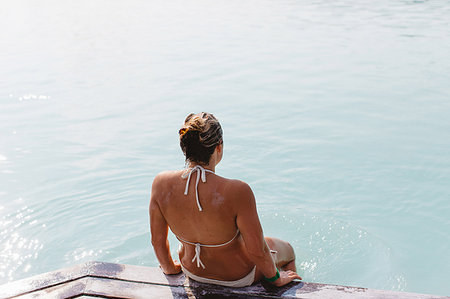 simsearch:632-06029790,k - High angle rear view of mid adult woman wearing bikini sitting on pier, Blue Lagoon hot springs, Iceland Photographie de stock - Premium Libres de Droits, Code: 649-09209431