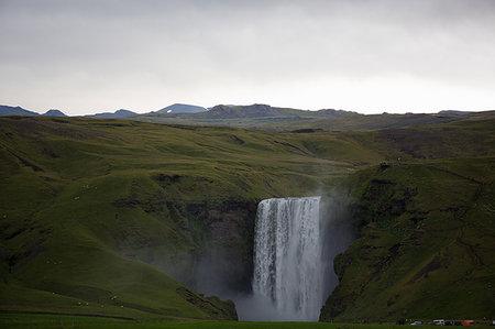 simsearch:649-09209245,k - Waterfall flowing from lush green cliffs, Iceland Foto de stock - Sin royalties Premium, Código: 649-09209432