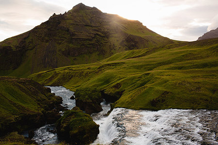 simsearch:614-08329571,k - River flowing by lush green mountain range, Iceland Foto de stock - Sin royalties Premium, Código: 649-09209452