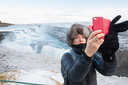 simsearch:649-06812217,k - Woman taking self portrait at Gullfoss Waterfall, located in the canyon of Hvita River in South West Iceland Foto de stock - Sin royalties Premium, Código: 649-09209466