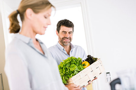 Mature couple preparing box of fresh vegetables in kitchen Photographie de stock - Premium Libres de Droits, Code: 649-09209491