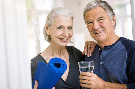 simsearch:614-07031743,k - Senior man and woman holding yoga mat and tumbler of water looking at camera smiling Foto de stock - Sin royalties Premium, Código: 649-09209519