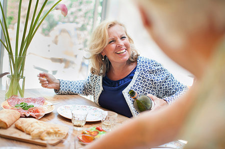 simsearch:649-08549356,k - Two women having lunch together, at home Photographie de stock - Premium Libres de Droits, Code: 649-09209554