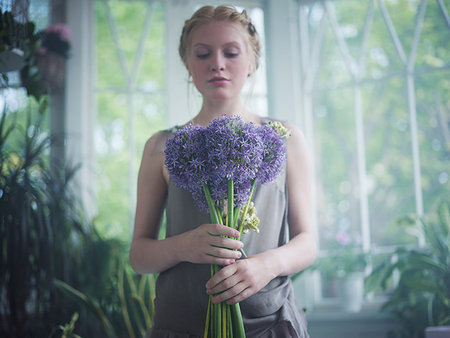 simsearch:649-09123654,k - Young woman, holding bouquet of flowers Photographie de stock - Premium Libres de Droits, Code: 649-09209567