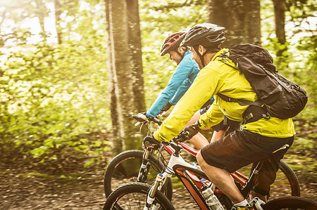 simsearch:649-08577197,k - Mature mountain biking couple cycling in forest Foto de stock - Sin royalties Premium, Código: 649-09209669