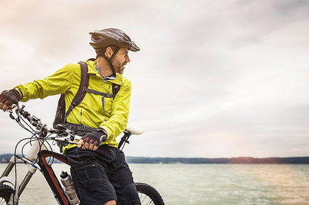 simsearch:614-08066013,k - Mature male mountain biker looking out from lakeside Stock Photo - Premium Royalty-Free, Code: 649-09209689