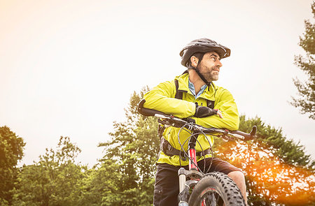 simsearch:649-09209670,k - Low angle view of mature male mountain biker taking a break Fotografie stock - Premium Royalty-Free, Codice: 649-09209681