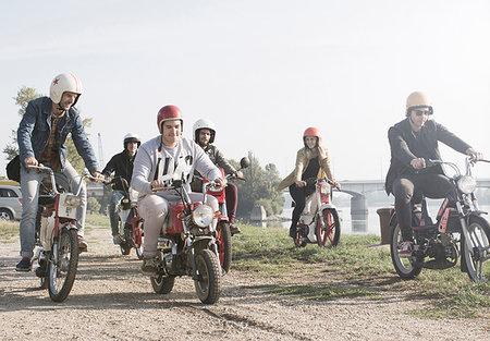 simsearch:649-07239738,k - Group of friends riding mopeds beside lake Foto de stock - Royalty Free Premium, Número: 649-09209723