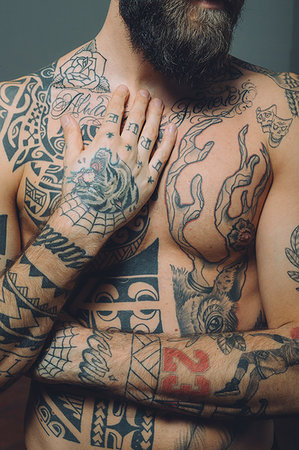 simsearch:649-09212515,k - Bare chested young man, covered in tattoos, mid section Stock Photo - Premium Royalty-Free, Code: 649-09212514