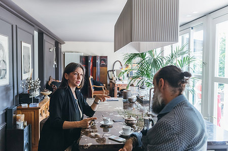 Couple in discussion over coffee in kitchen Foto de stock - Sin royalties Premium, Código: 649-09212690