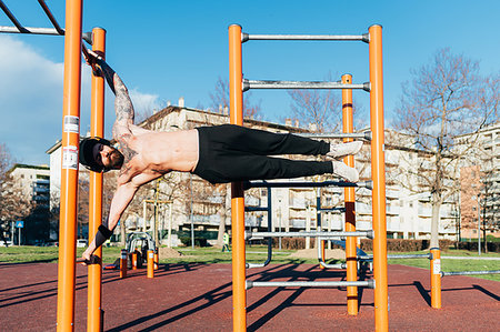 simsearch:6113-09199989,k - Man using horizontal ladder in outdoor gym Foto de stock - Sin royalties Premium, Código: 649-09212793