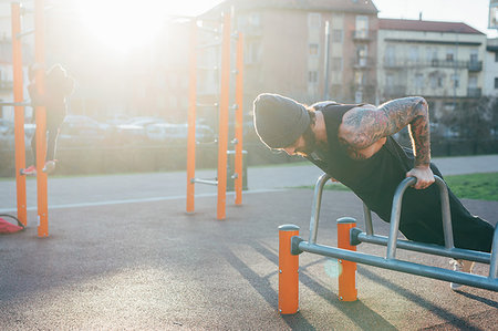 simsearch:6113-09199989,k - Man using push up bar in outdoor gym Foto de stock - Sin royalties Premium, Código: 649-09212800