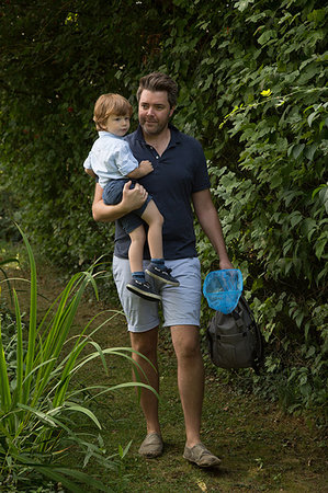 simsearch:649-07437105,k - Father and child with fishing net in park Photographie de stock - Premium Libres de Droits, Code: 649-09212828