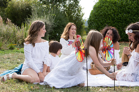 pin wheel family - Female friends and family having picnic in garden Photographie de stock - Premium Libres de Droits, Code: 649-09212850